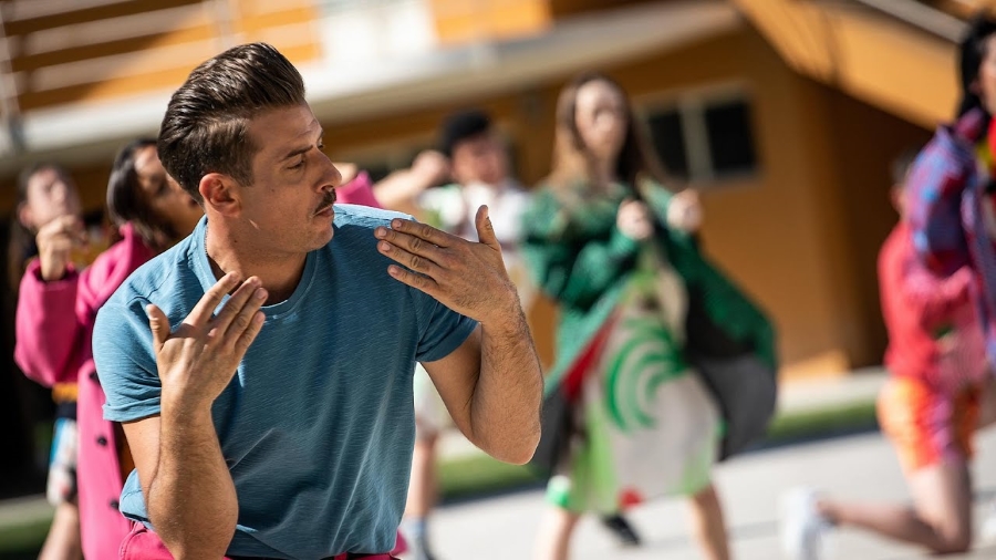 Screenshot dal video de "Il sudore ci appiccica" di Francesco Gabbani