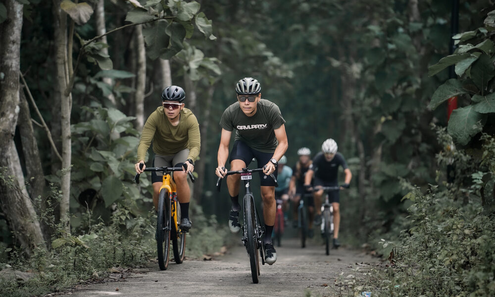 Ciclisti in una strada di campagna