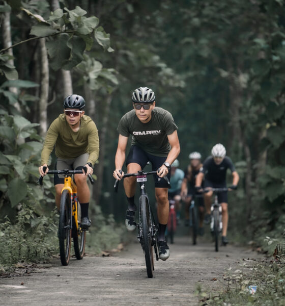 Ciclisti in una strada di campagna