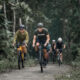 Ciclisti in una strada di campagna