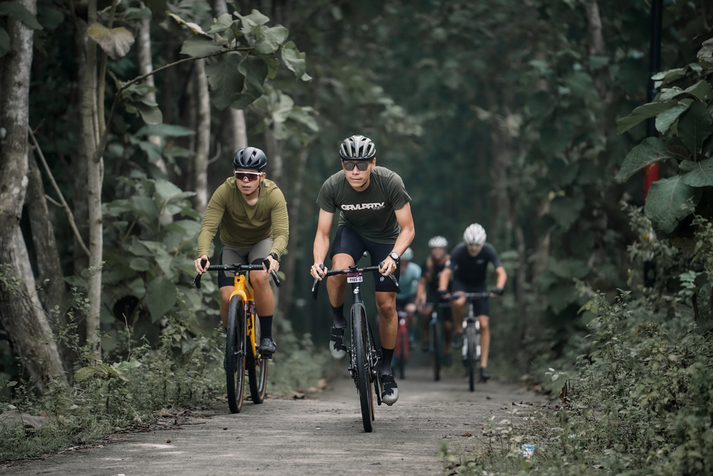 Ciclisti in una strada di campagna