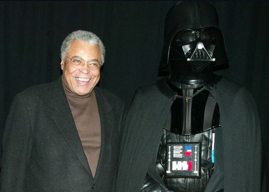 James Earl Jones al fianco di Darth Vader, personaggio a cui diede la voce