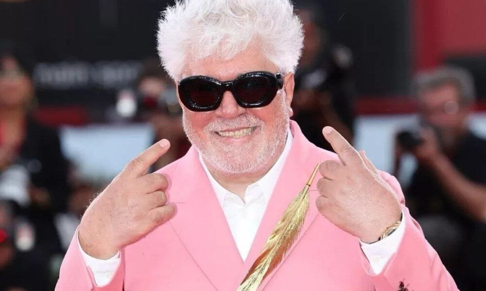 Pedro Almodóvar trionfa a Venezia con "La stanza accanto": suo il Leone d'Oro