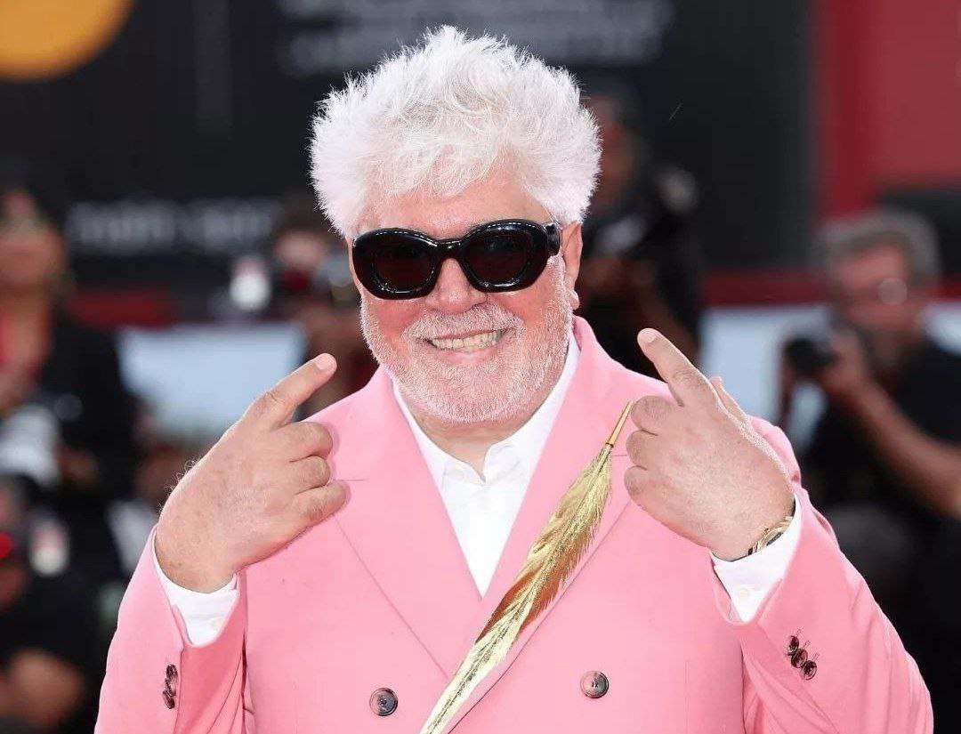 Pedro Almodóvar trionfa a Venezia con "La stanza accanto": suo il Leone d'Oro