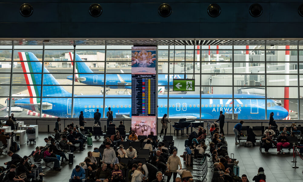 Passeggeri in attesa all'aeroporto di Fiumicino