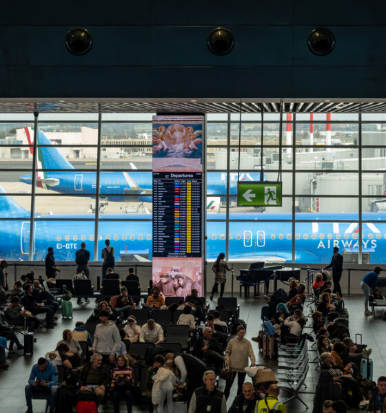 Passeggeri in attesa all'aeroporto di Fiumicino