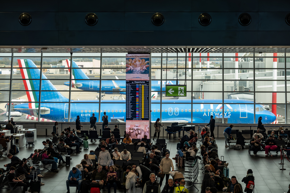 Passeggeri in attesa all'aeroporto di Fiumicino