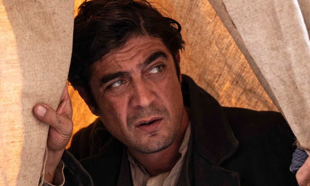 Riccardo Scamarcio interpreta Amedeo Modigliani (Crediti: Modi - Tre giorni sulle ali della Follia Trailer Ufficiale)