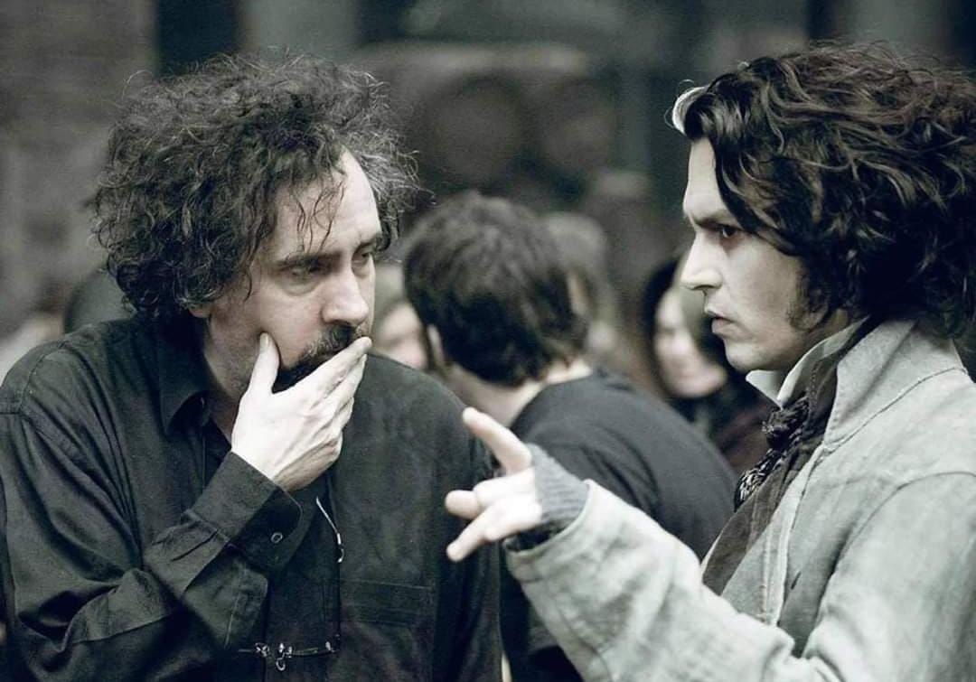 Tim Burton e Johnny Depp (©Set di Sweeney Todd - Il diabolico barbiere di Fleet Street, Profilo Facebook Il cinema è la domanda, il cinema è la risposta)