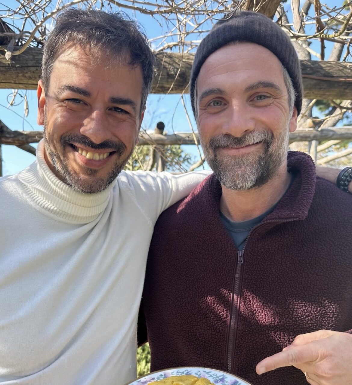 Iago Garcia a pranzo con Luca Calvani per gustare le ricette pubblicate in "Cavoli & Merende"